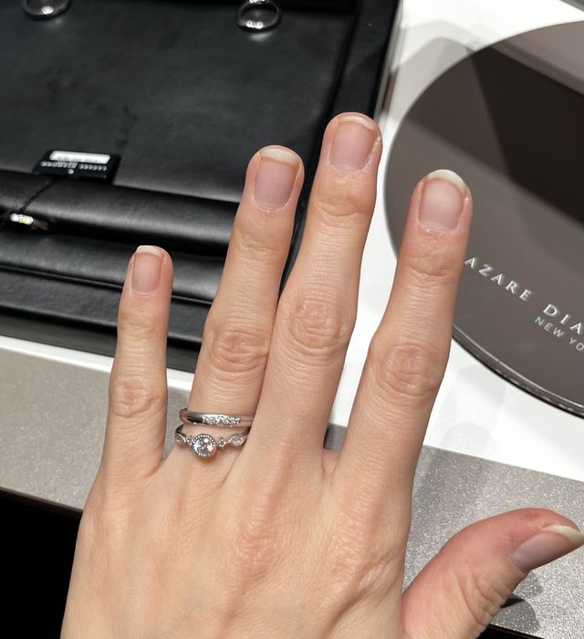 婚約指輪は私物です。マット加工のものを紹介してもらいました。