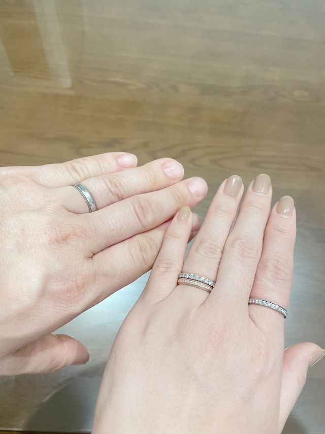 主人はプラチナ私はピンクゴールドのハーフダイヤ入りにしました