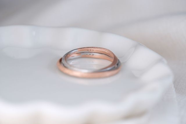 内側には2人のイニシャルを刻印。無料の範囲内でお願いしました