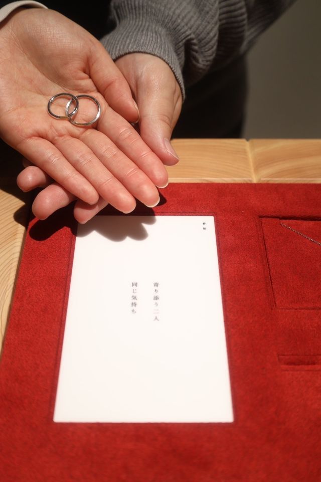 女性用:金つや消し加工
男性用:シルバーつや消し加工