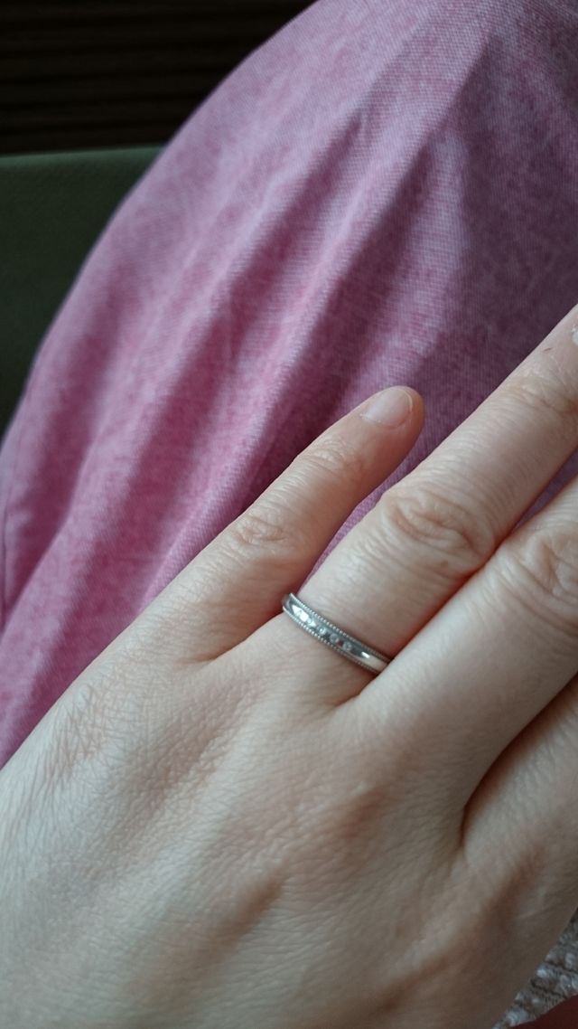 4℃のミル打ちデザインの結婚指輪です。