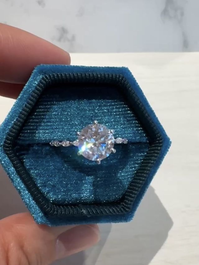 2カラットのラウンドブリリアントカットリング