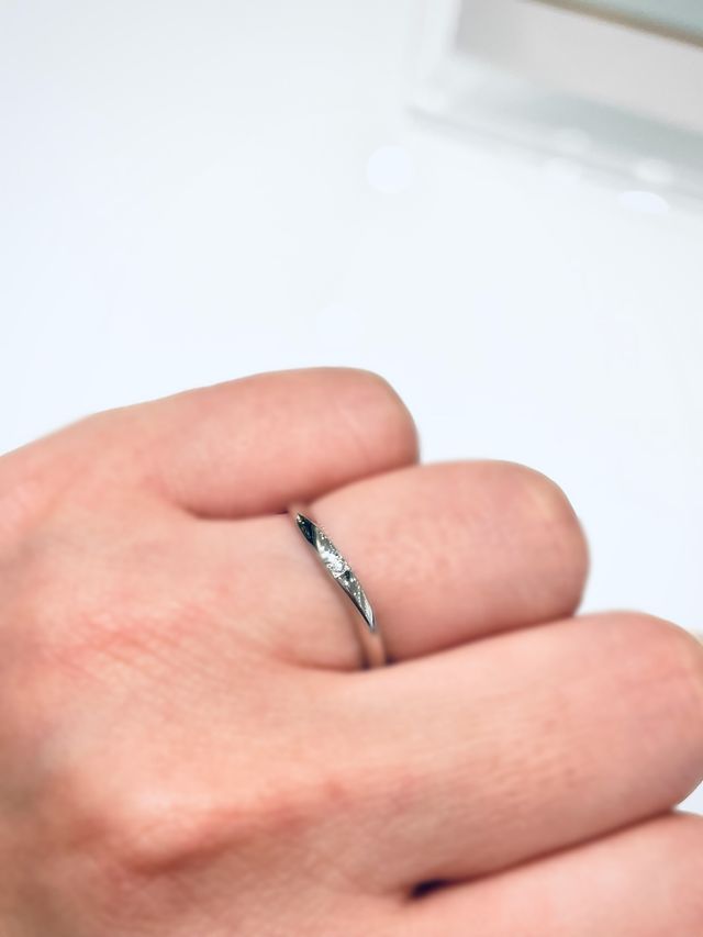 水かきが長い？ので指輪のデザインの形はウェーブにしました。