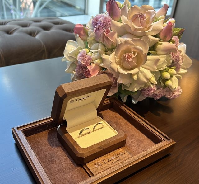 結婚指輪を受け取った時の写真。