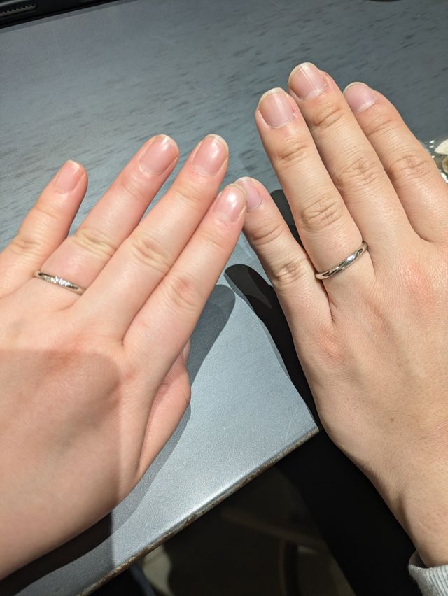 指輪を受け取りすぐ着けたときの写真です。