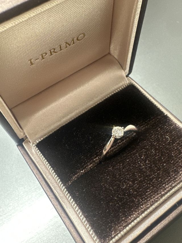 ウェーブライン、4本爪の指輪です。