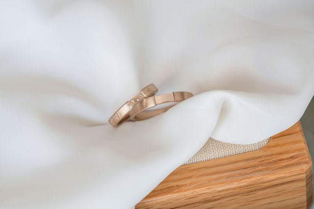 ユッカをベースにテクスチャーを変えたお揃いの結婚指輪です。