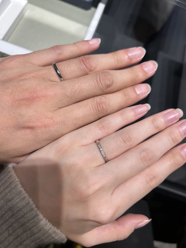 指輪を試着している様子