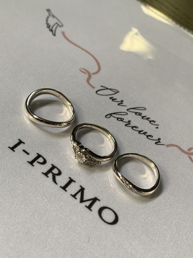 店舗でいただいたクロスにセットリングを置いて撮りました。