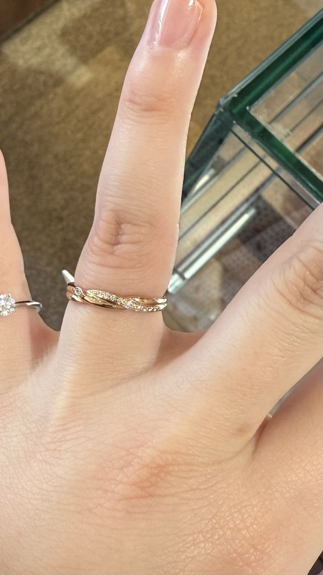 婚約指輪が写って紛らわしいため拡大しています。