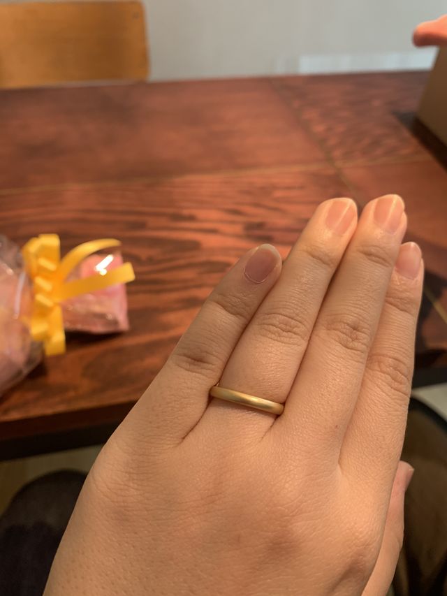 裏側はマット加工をかけてアンティークなデザインに。