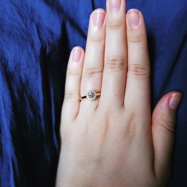 一石ダイヤの周りを小さいダイヤが囲んでいるデザイン。