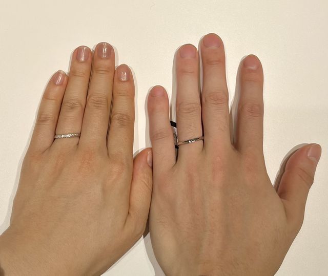 やや細身で、鏡面加工が映えるデザインです。