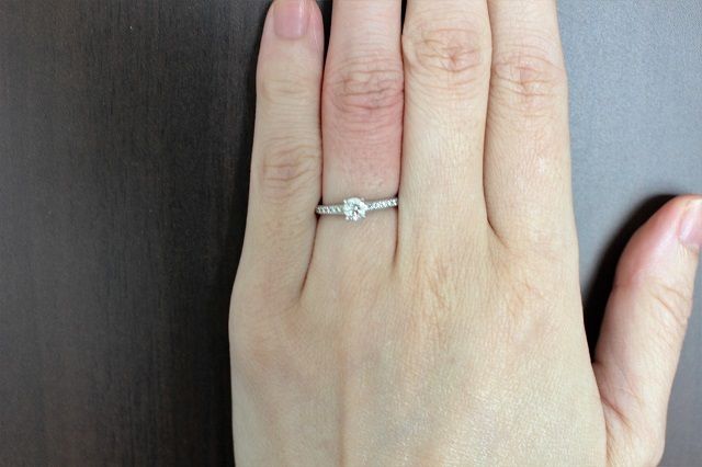 １粒ダイヤの大きさは0.3カラット。上品な印象。