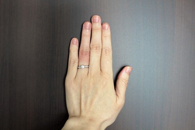 １粒ダイヤとリングの周辺を彩る小粒ダイヤの数々できらめき抜群