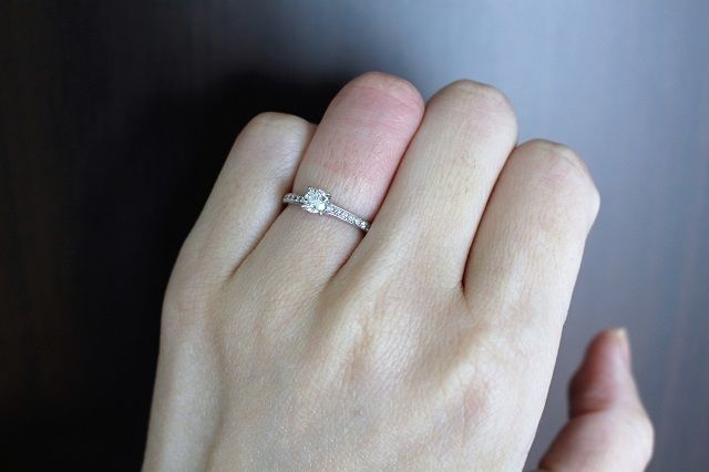 結婚指輪と重ねづけも楽しめるデザイン。