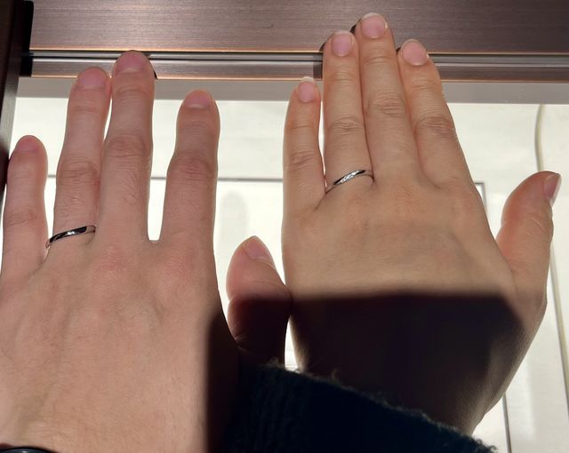 シンプルでウェーブのかかったデザインです