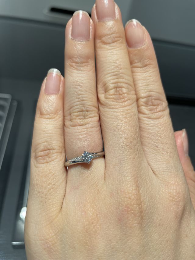 手の水掻きが深い方でもキレイに着用可能です。