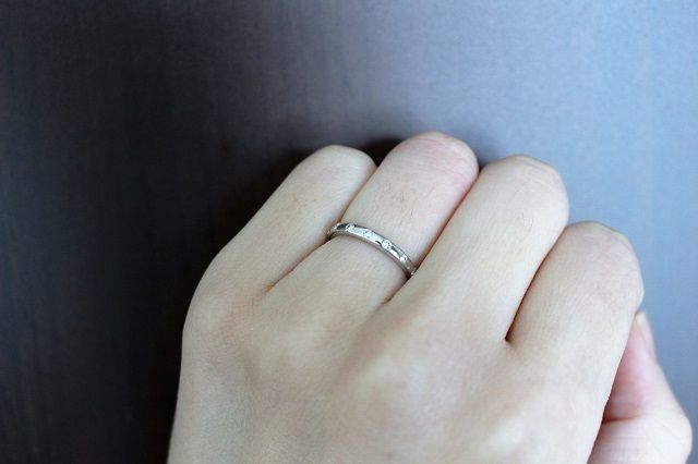 会社勤めをしている女性でも日常使いできるデザイン。