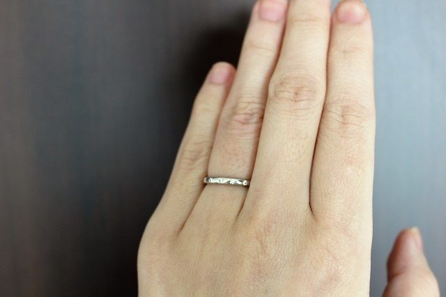 ダイヤモンドが派手すぎず様々なシーンで使える。