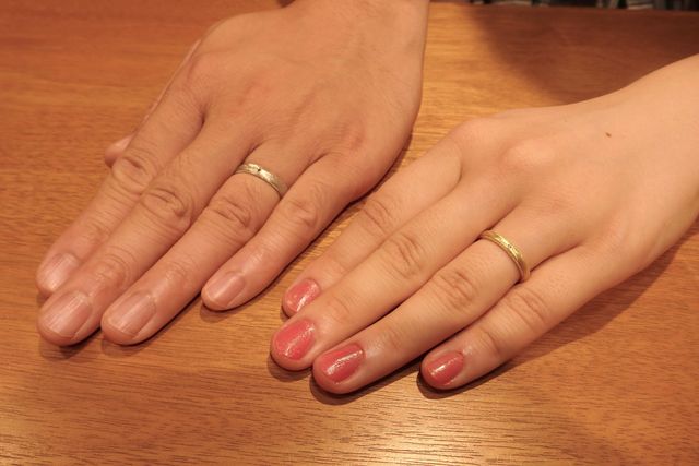 着用の様子（左：新郎，右：新婦）