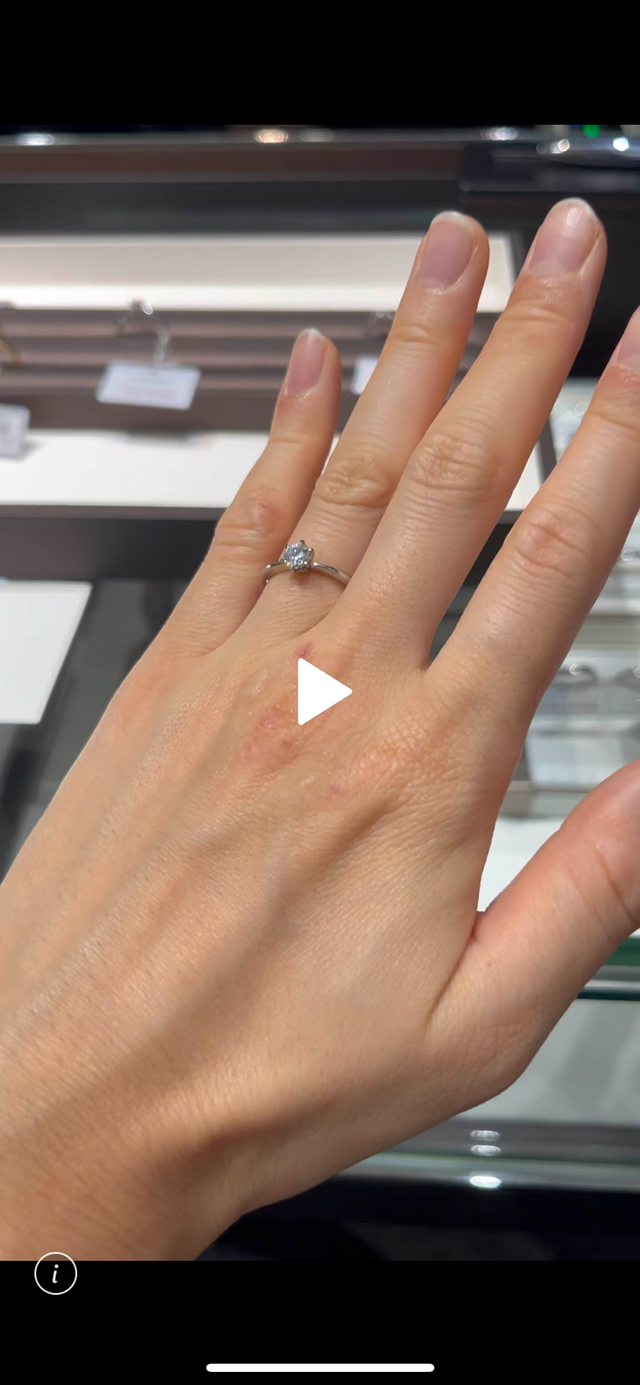 婚約指輪の下見デートに行った時に、指輪を試着した際の写真