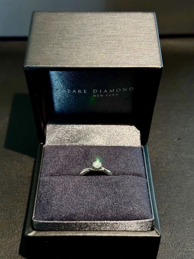 カーネギー  波打った形が綺麗で指も細く見えます。