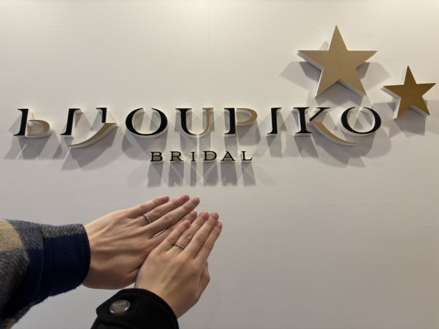 素敵な結婚指輪に出逢えたお店で記念の写真をとりました！