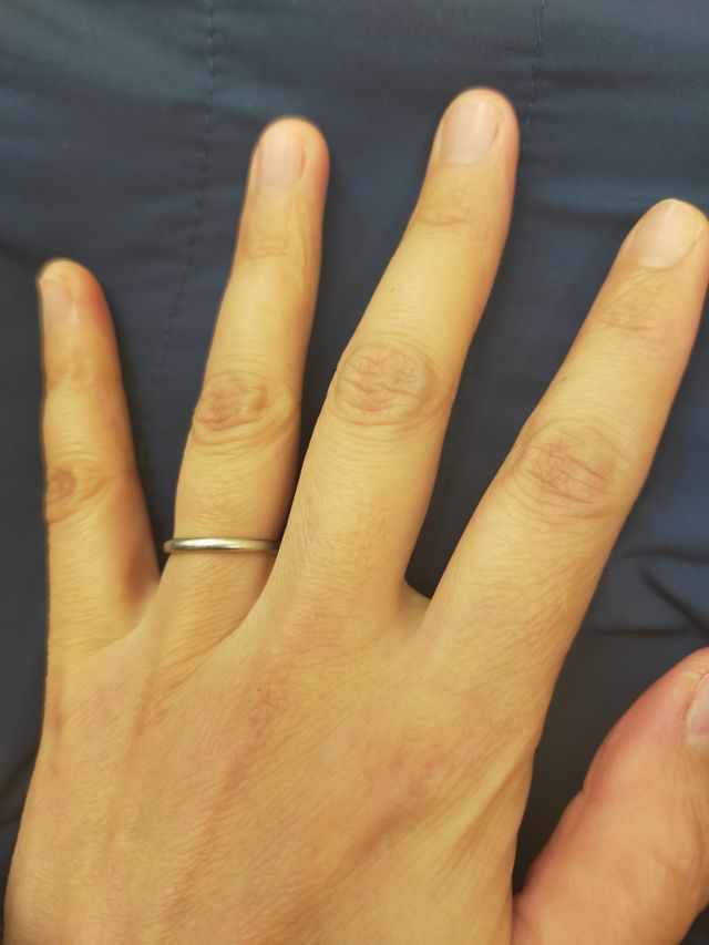 男性が付けても自然なデザインを選びました。