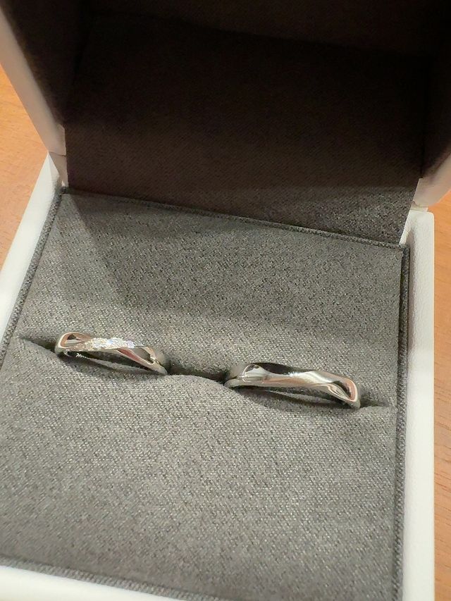 左側が女性用、右側が男性用です。
素材はプラチナ950です