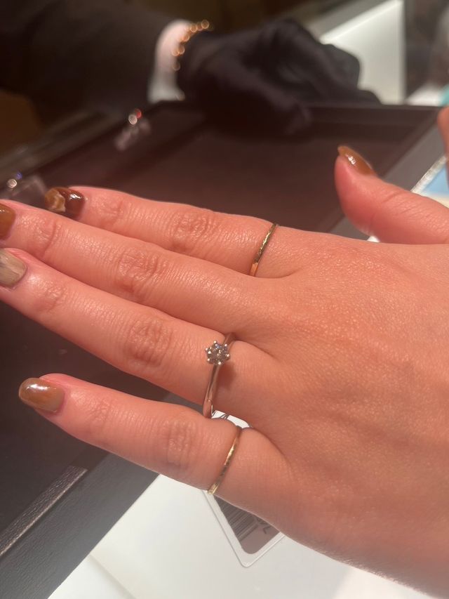 シンプルめ、足大きめの婚約指輪