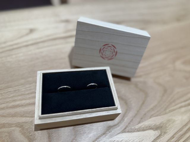 木箱に入ってます。