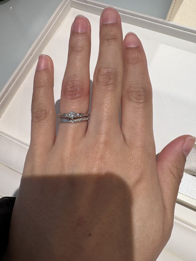 婚約指輪との重ね付けが合っていた。
