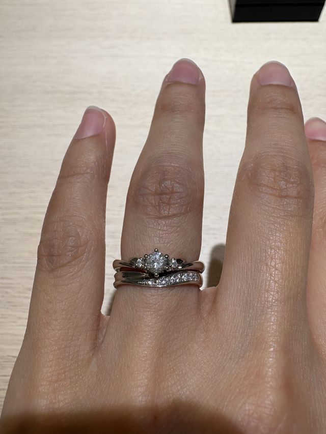 Vのデザインが婚約指輪にとてもあっていた。