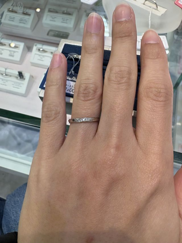 流れるようにダイヤが入っています