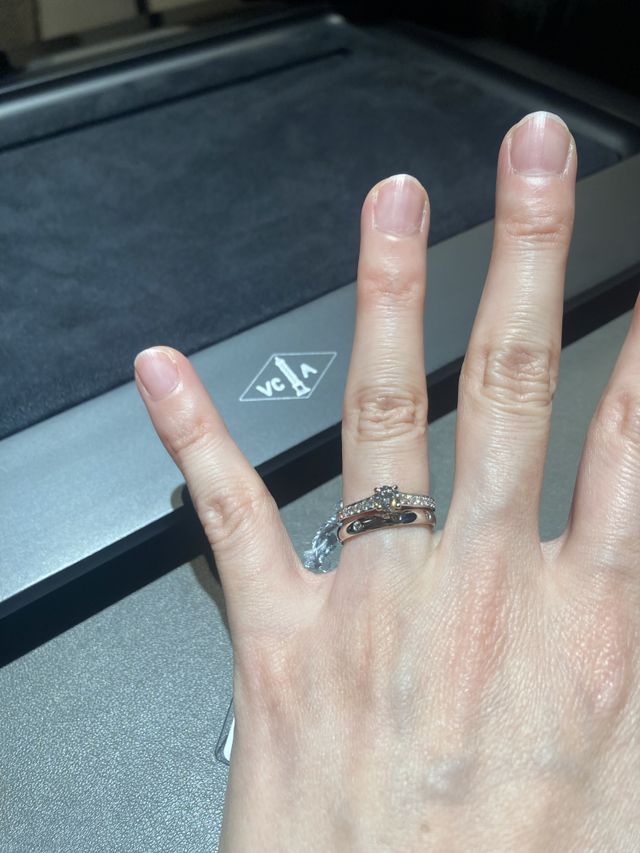 結婚指輪タンドルモンエトワールと重ね付けした写真です。