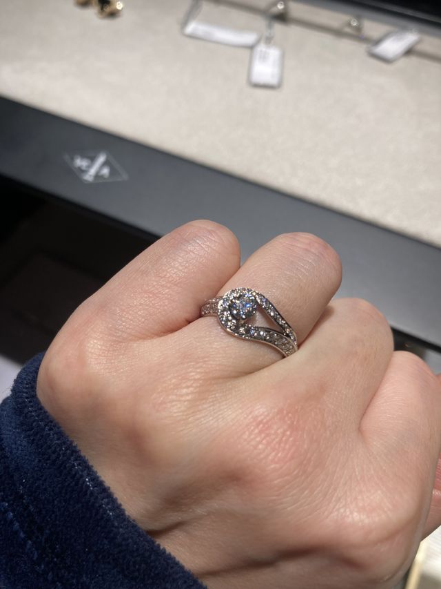 クチュール
ボタンをかけたようなデザインです