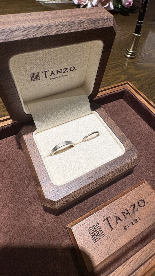 シルバーの指輪とシャンパンゴールドの指輪です。