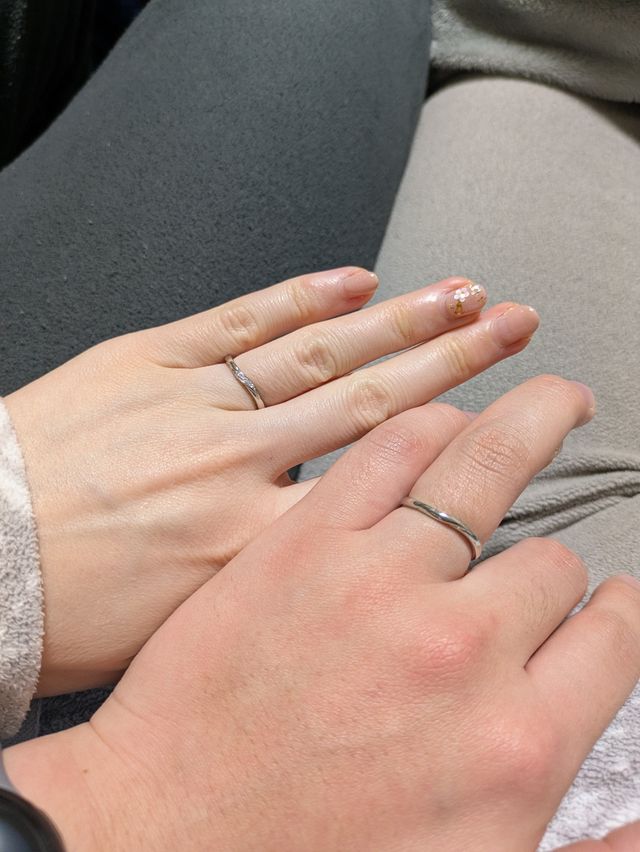 ２人で指輪を着用している写真