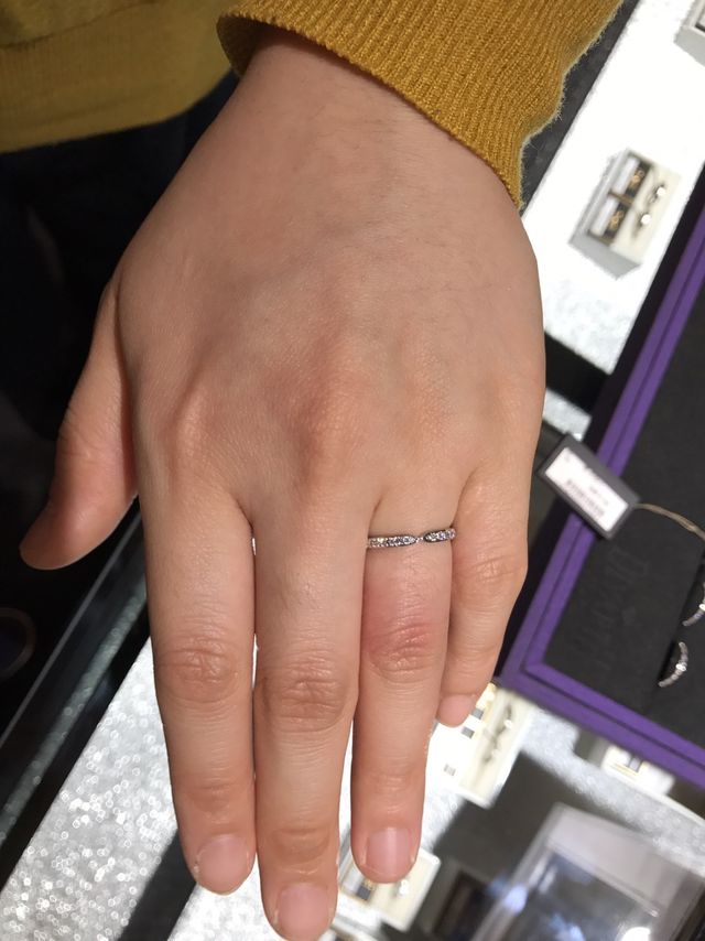 真ん中が幅が狭くなっています。