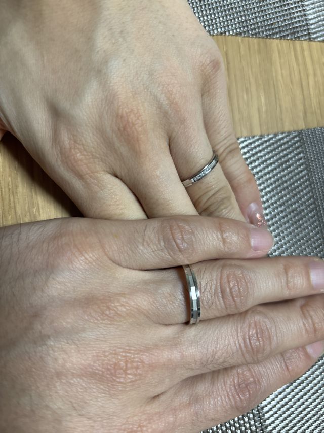 指輪を夫婦で着用している写真