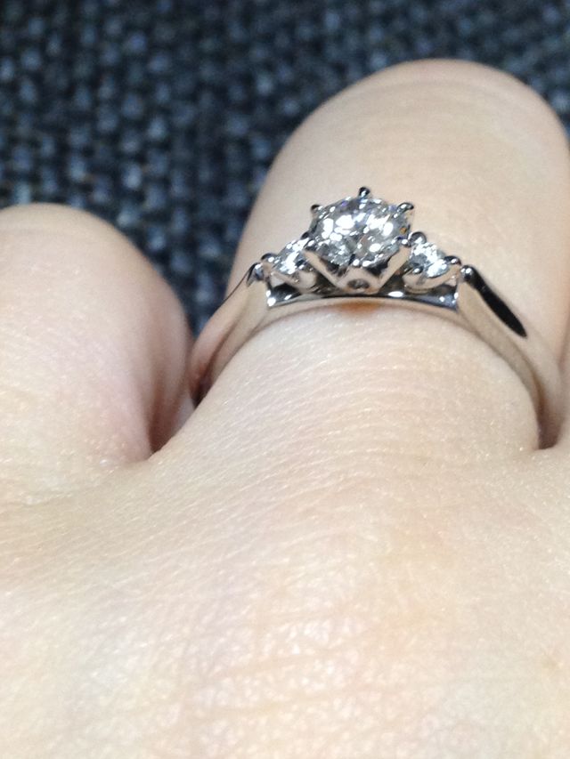 花をモチーフにした爪がかわいいです