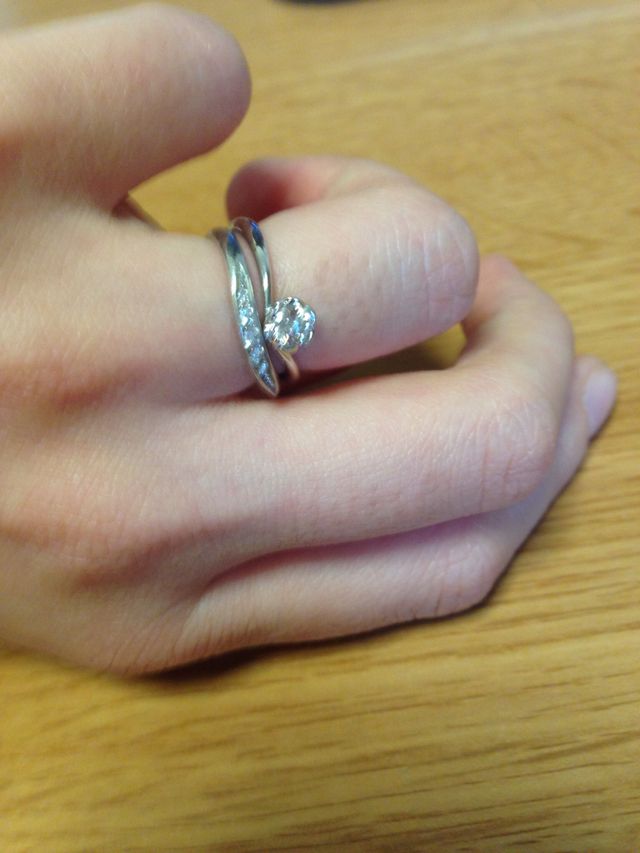 結婚指輪と一緒につけた状態です