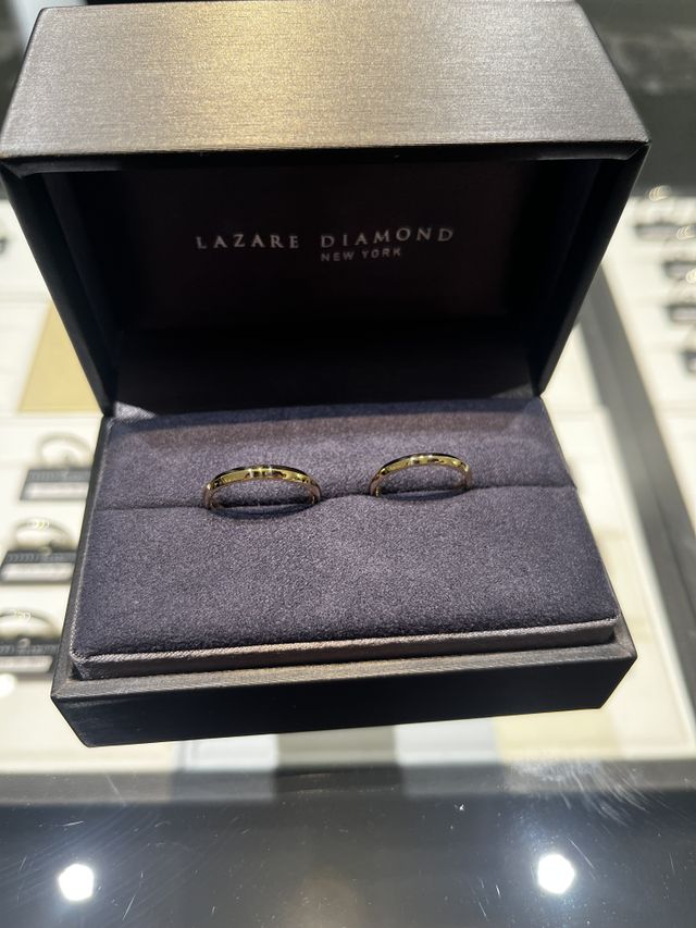 イエローゴールドにセンターラインが入った個性ある指輪