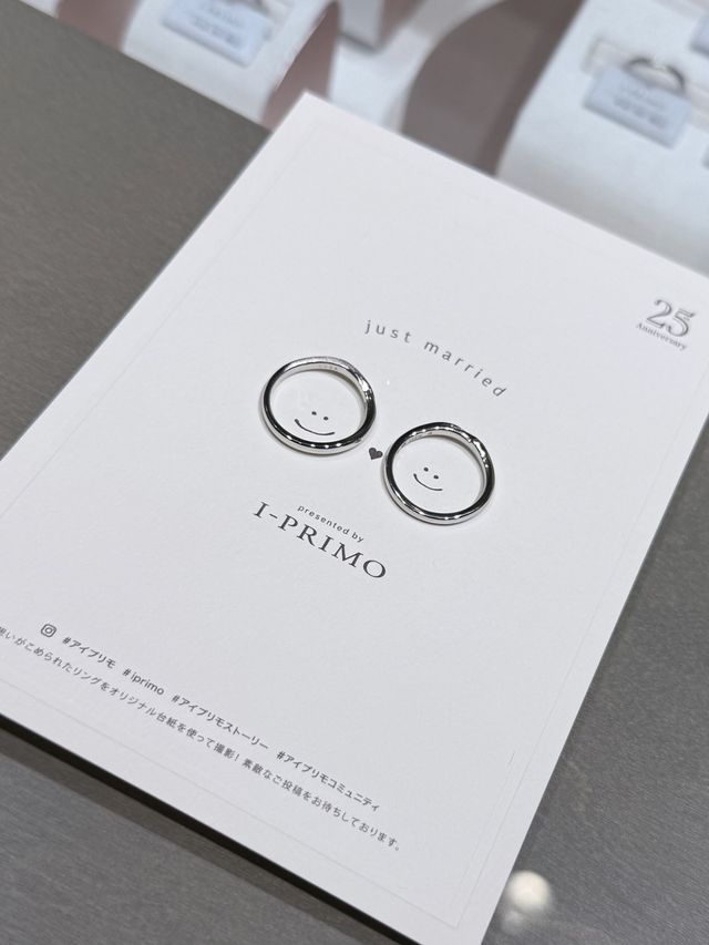 2人の指輪を店舗オリジナルのカードに合わせて撮影しました！