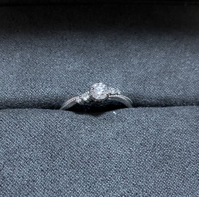 購入時のボックスに入れて婚約指輪を撮影しました