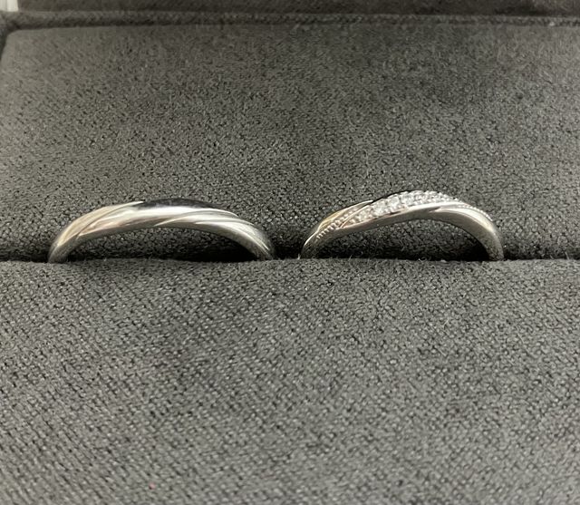 購入時のボックスに入れて結婚指輪の写真を撮影しました。