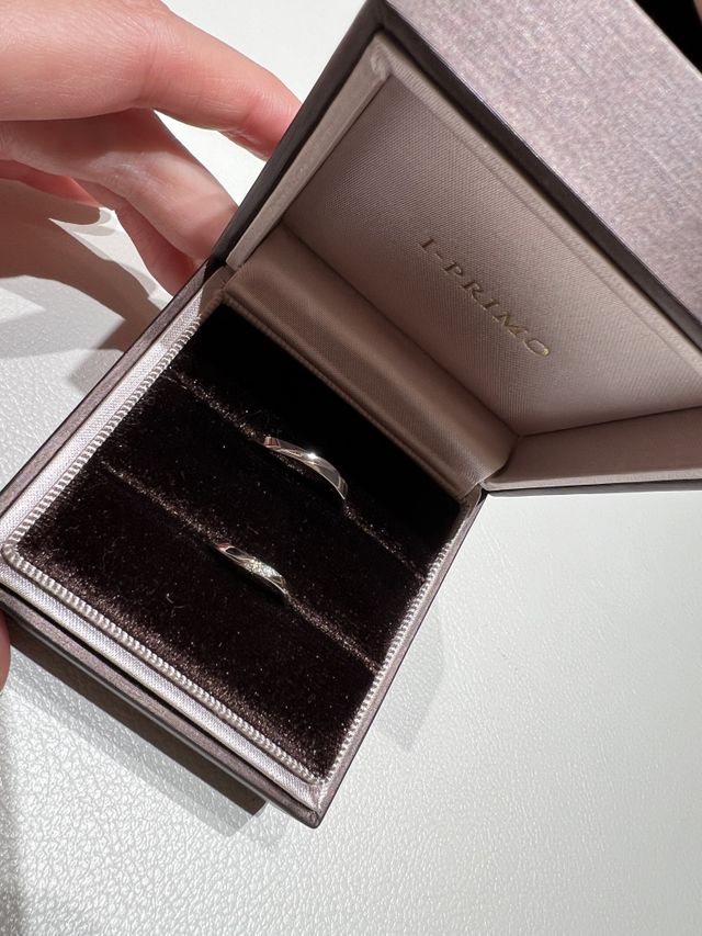 新郎新婦2人分の出来上がり結婚指輪。