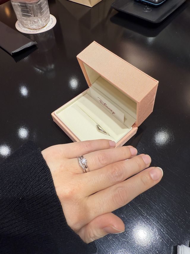 婚約指輪は他ブランドのものです。