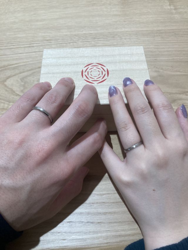 指輪が手元に届いた時の写真です。